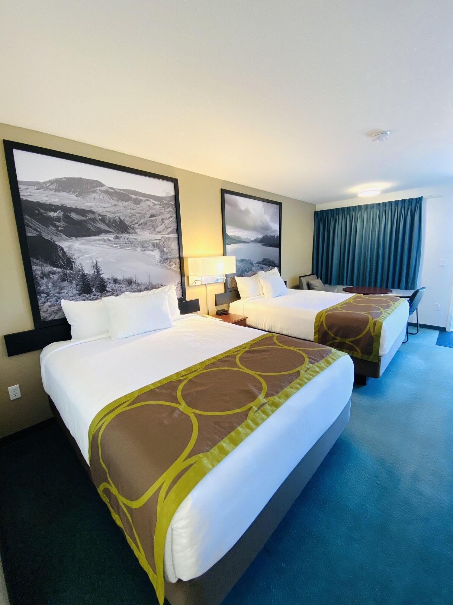 Super 8 By Wyndham 100 Mile House Hotel Ngoại thất bức ảnh