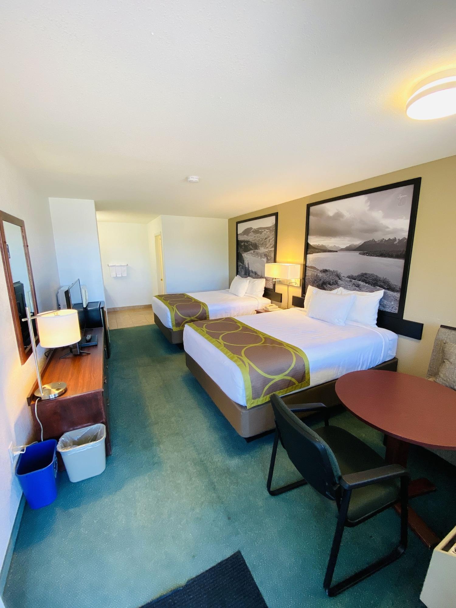 Super 8 By Wyndham 100 Mile House Hotel Ngoại thất bức ảnh