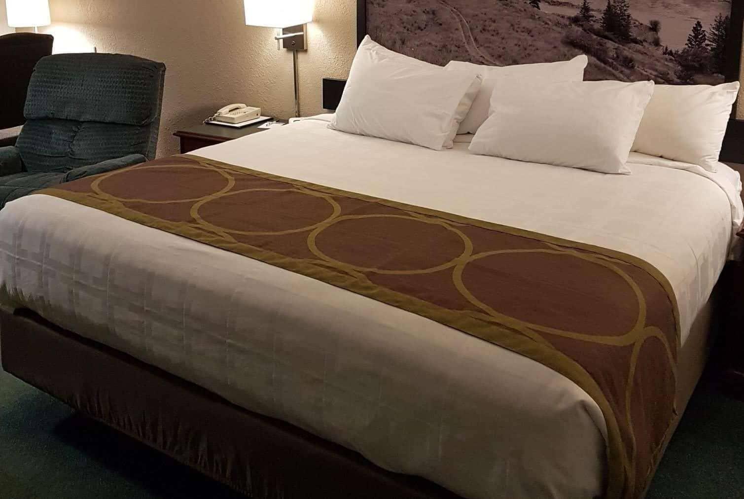 Super 8 By Wyndham 100 Mile House Hotel Ngoại thất bức ảnh