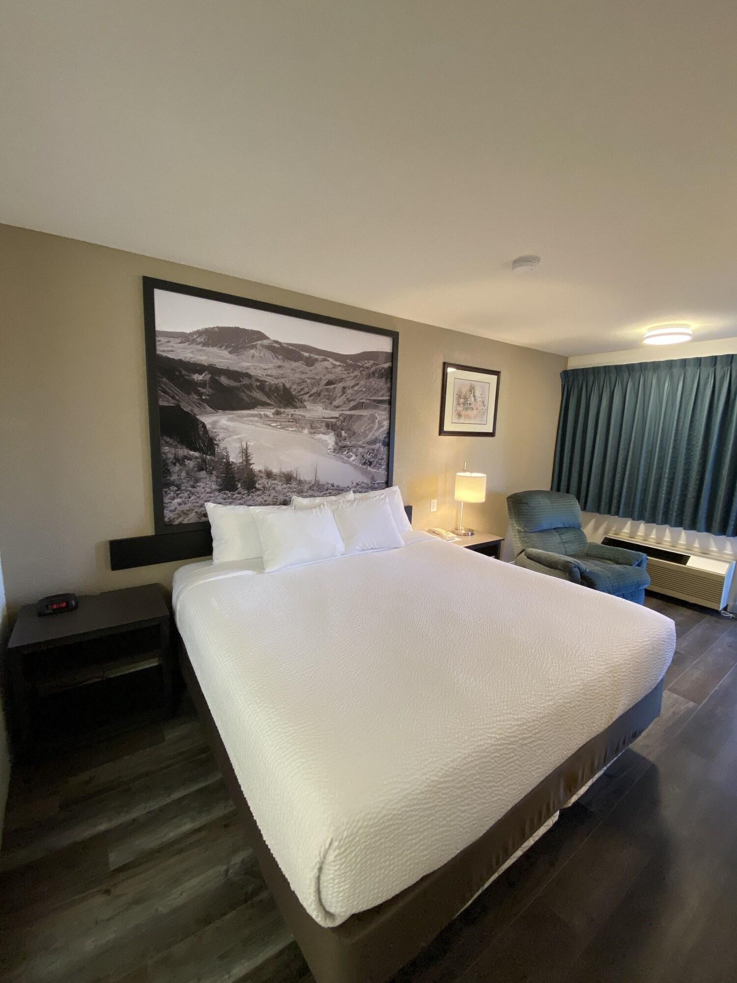 Super 8 By Wyndham 100 Mile House Hotel Ngoại thất bức ảnh