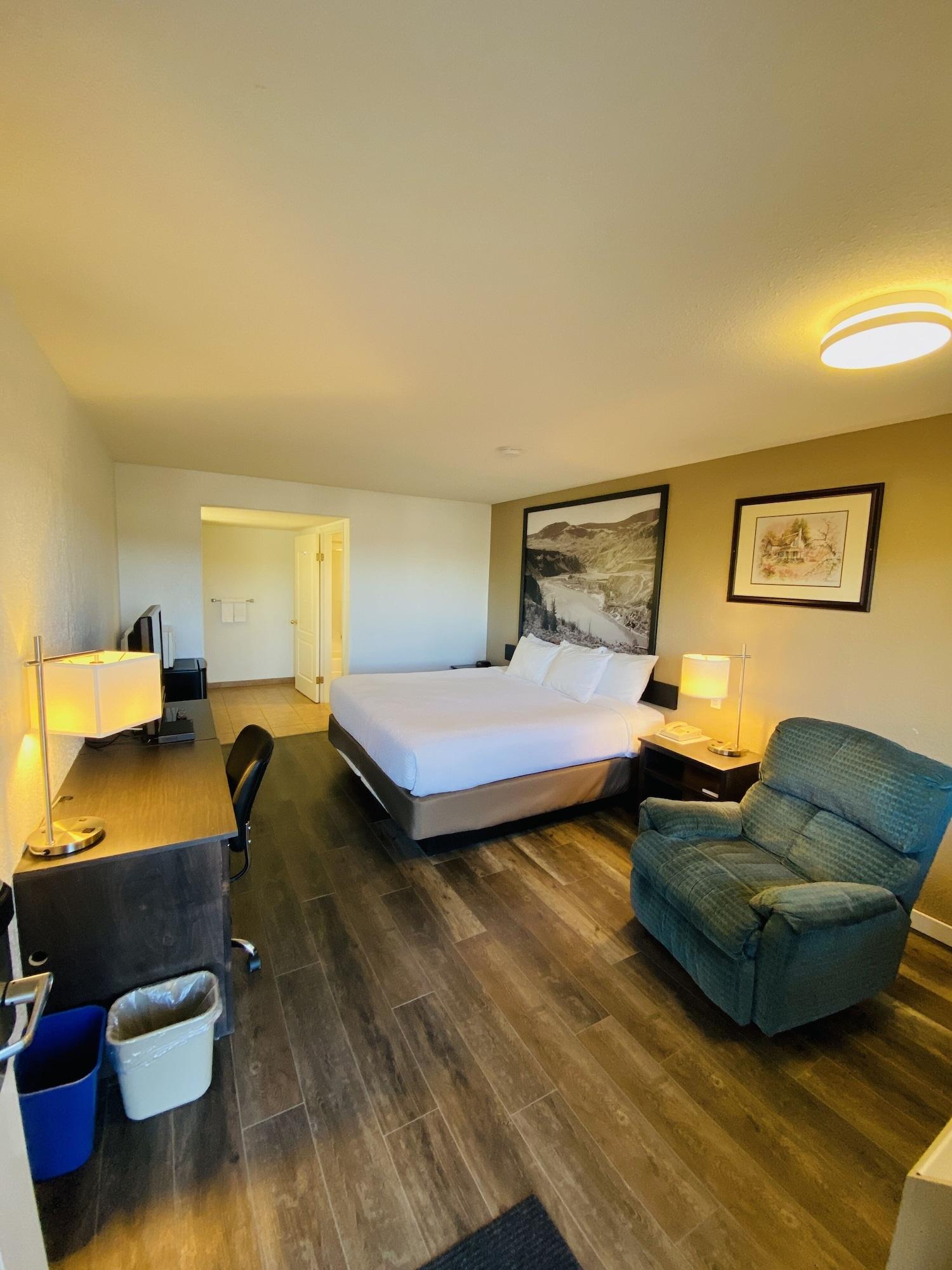 Super 8 By Wyndham 100 Mile House Hotel Ngoại thất bức ảnh