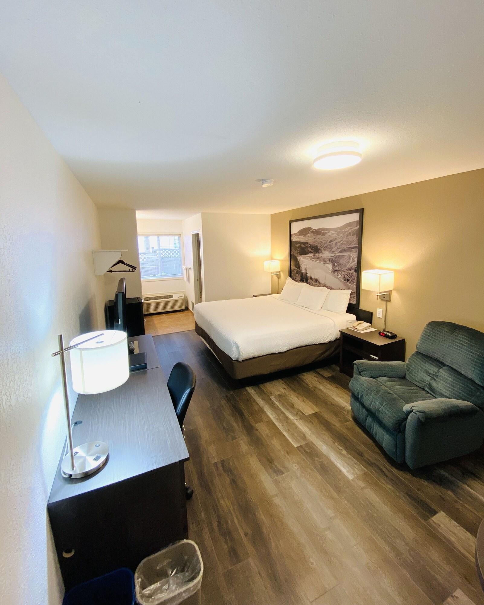 Super 8 By Wyndham 100 Mile House Hotel Ngoại thất bức ảnh