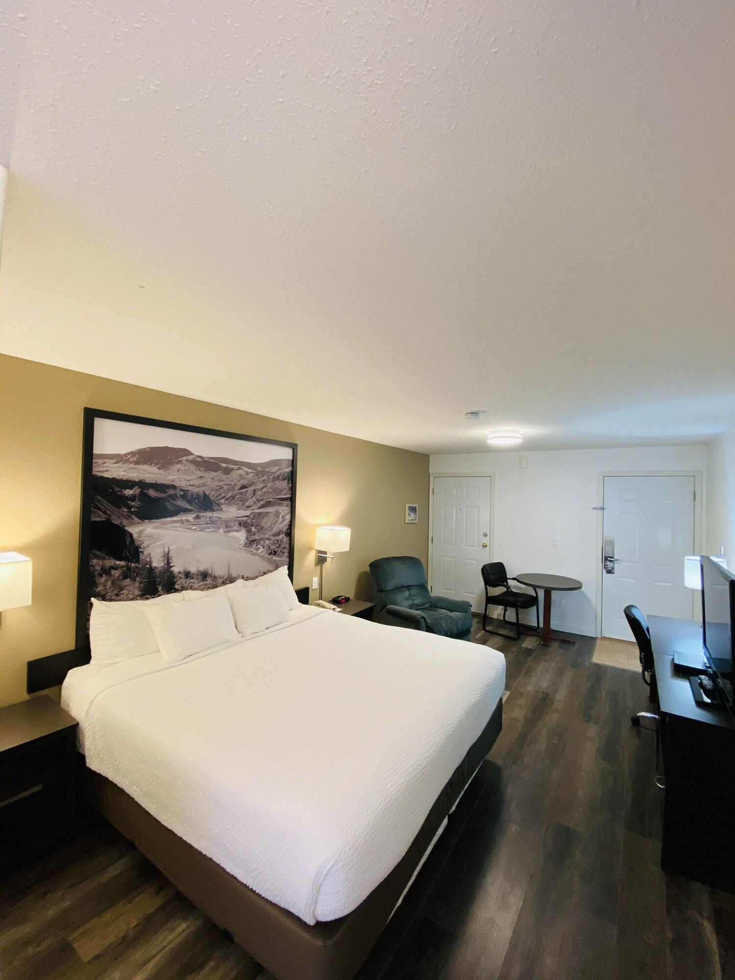 Super 8 By Wyndham 100 Mile House Hotel Ngoại thất bức ảnh