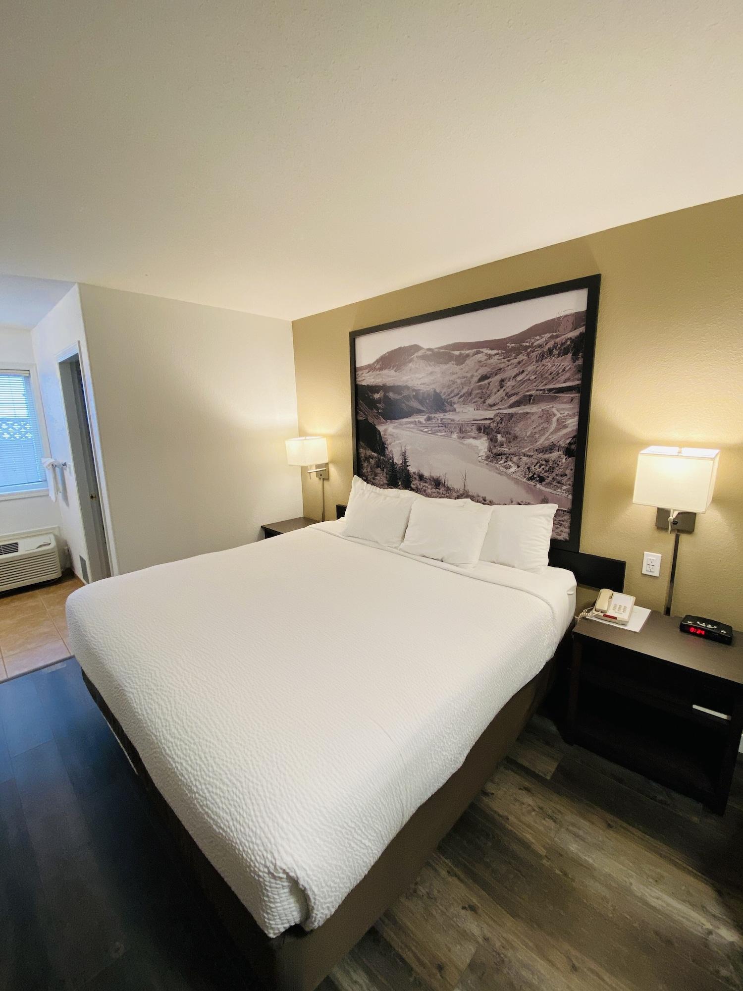 Super 8 By Wyndham 100 Mile House Hotel Ngoại thất bức ảnh