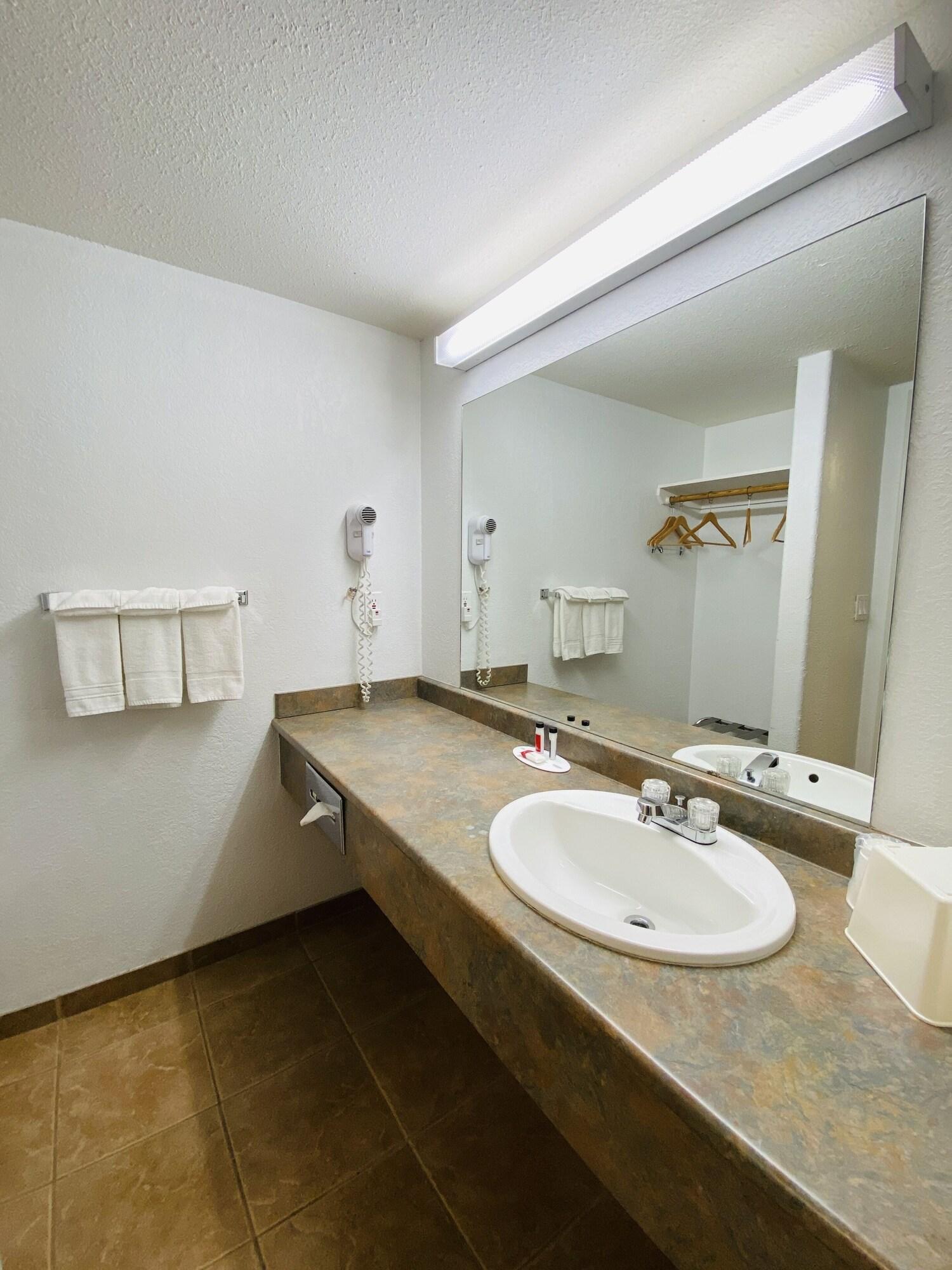 Super 8 By Wyndham 100 Mile House Hotel Ngoại thất bức ảnh