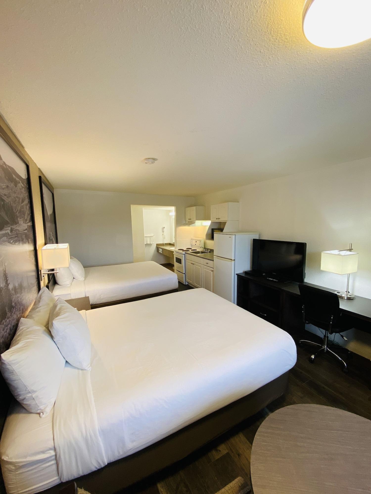 Super 8 By Wyndham 100 Mile House Hotel Ngoại thất bức ảnh