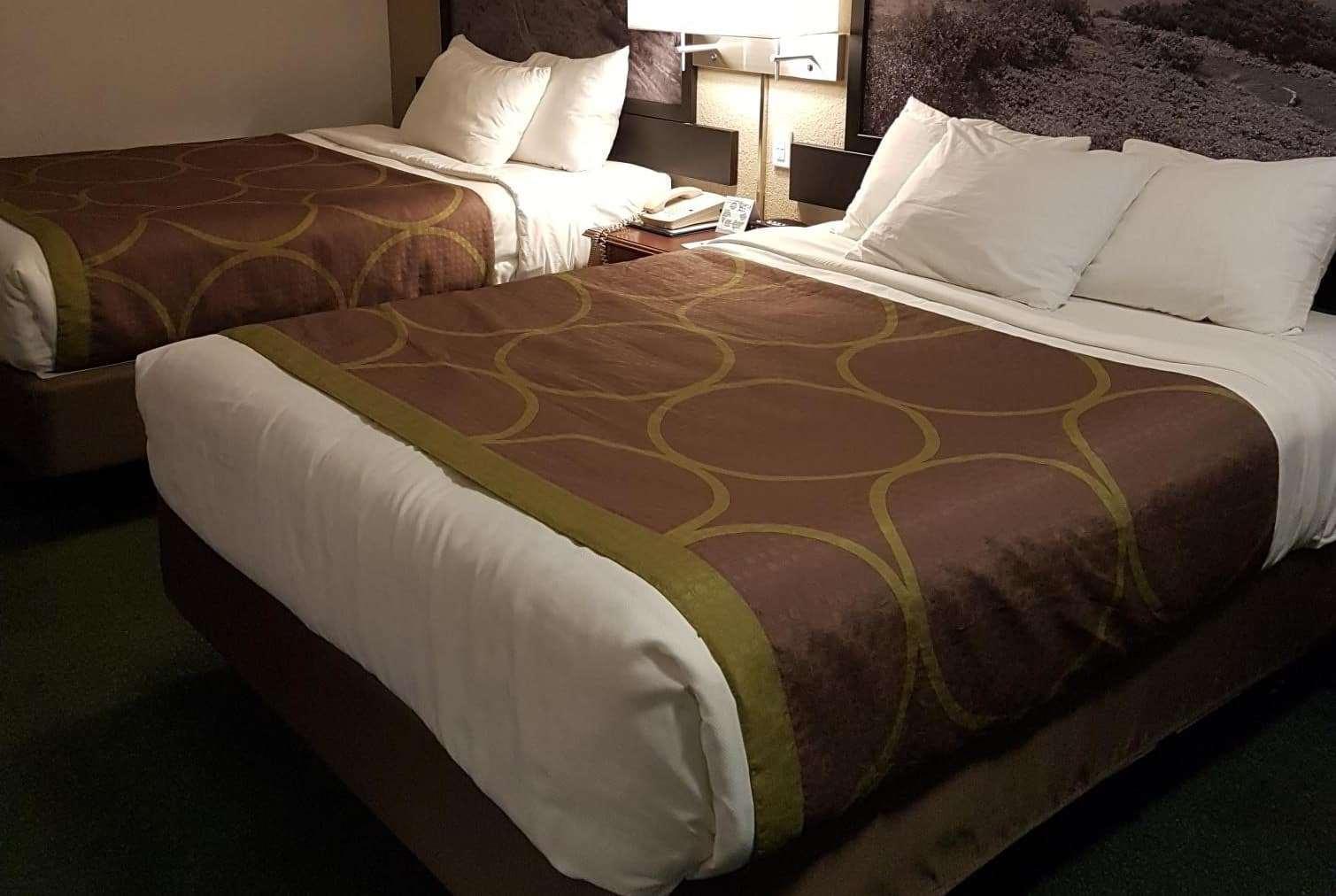 Super 8 By Wyndham 100 Mile House Hotel Ngoại thất bức ảnh