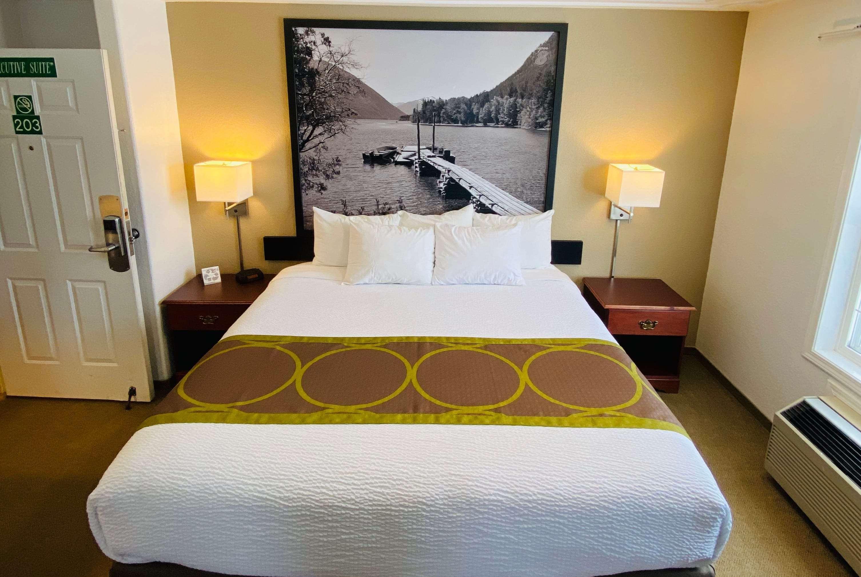 Super 8 By Wyndham 100 Mile House Hotel Ngoại thất bức ảnh