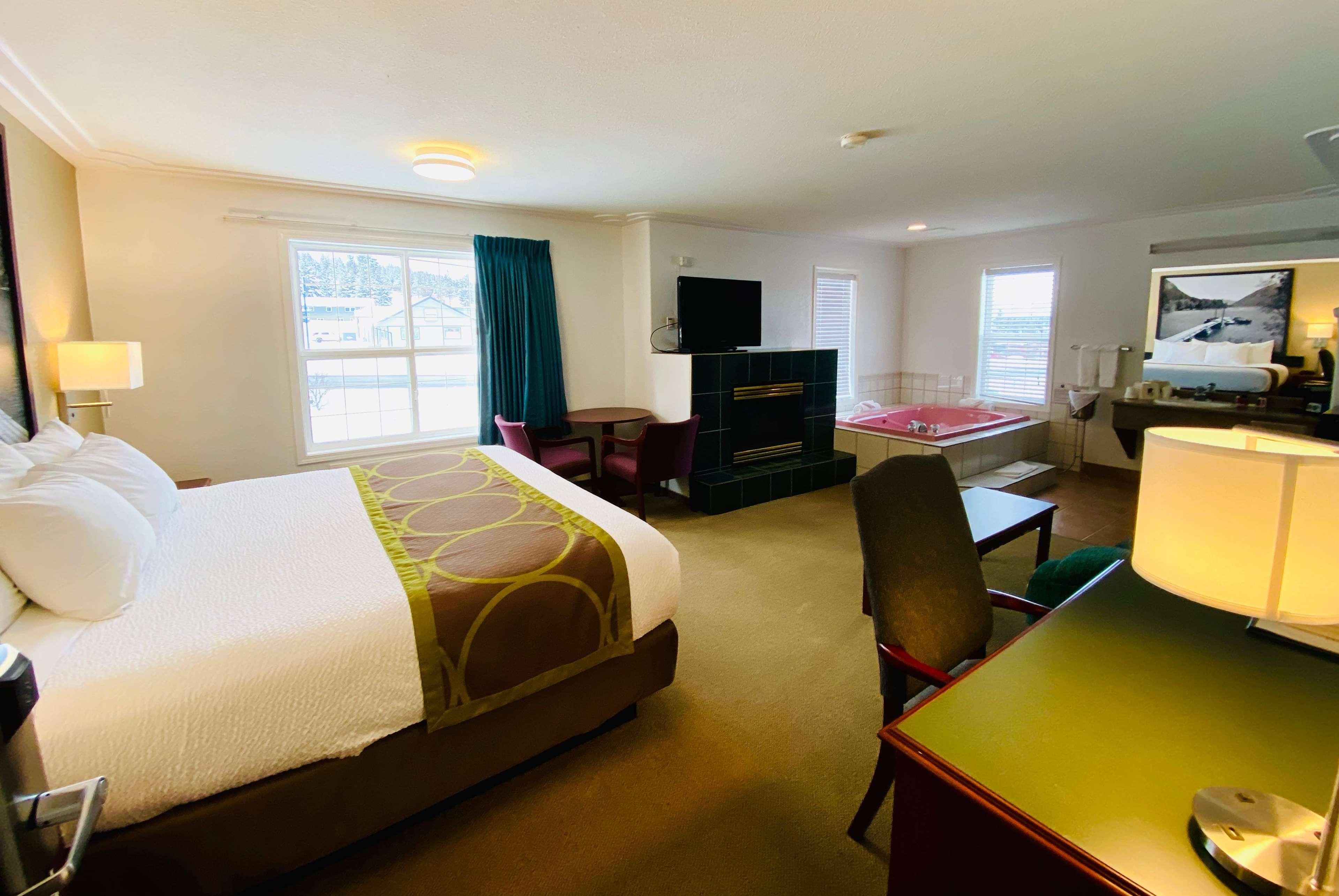 Super 8 By Wyndham 100 Mile House Hotel Ngoại thất bức ảnh
