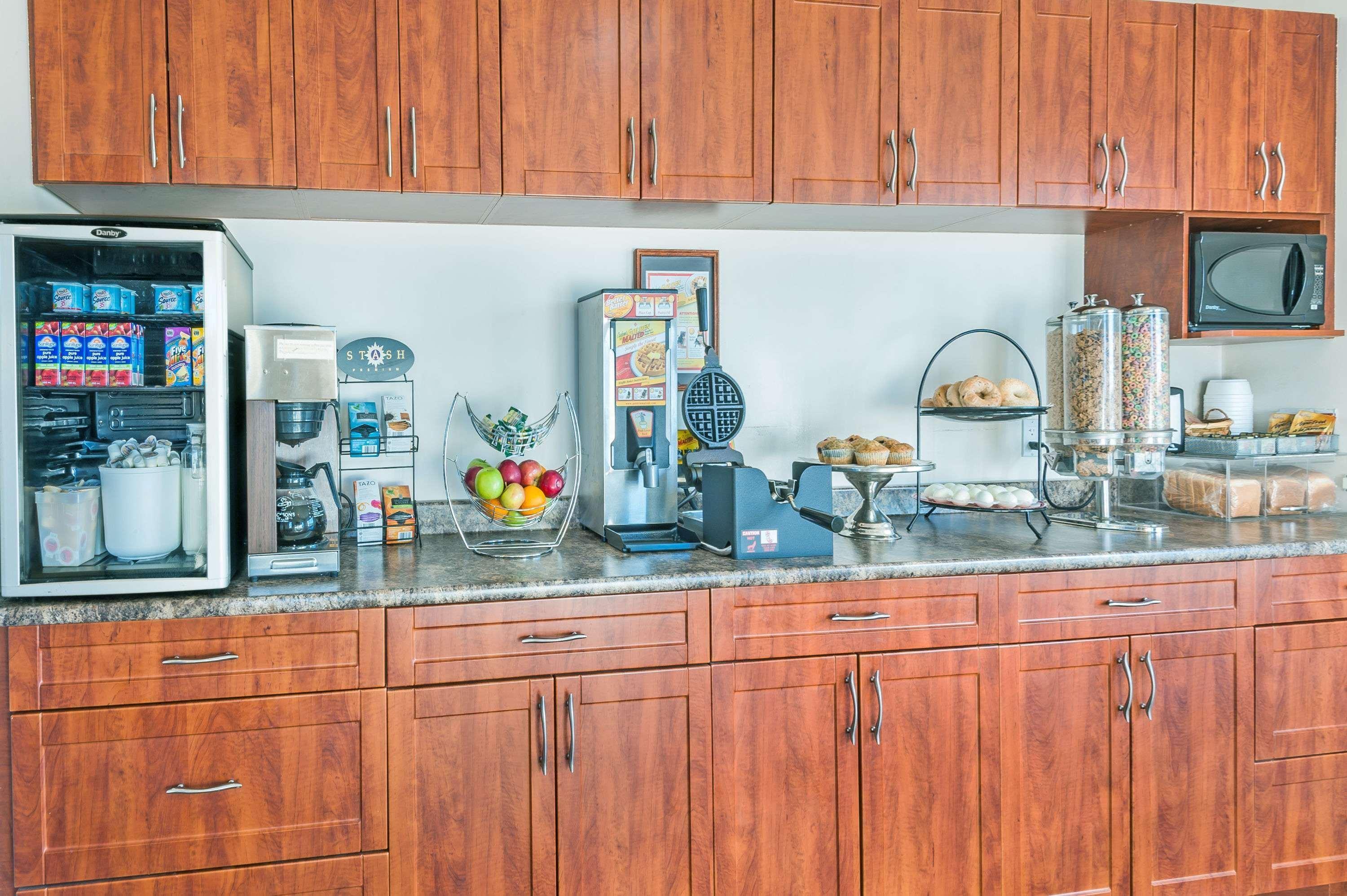 Super 8 By Wyndham 100 Mile House Hotel Ngoại thất bức ảnh