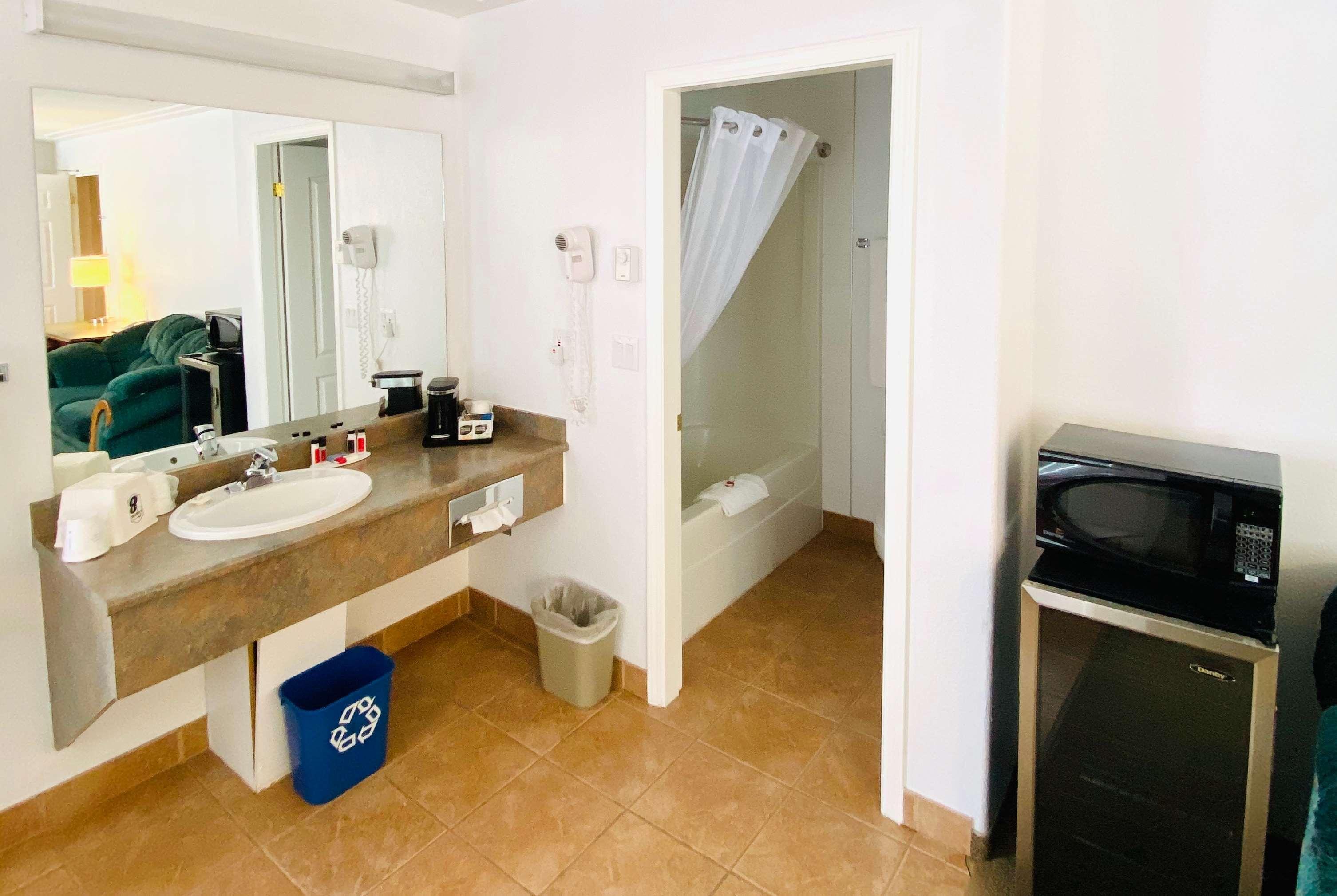 Super 8 By Wyndham 100 Mile House Hotel Ngoại thất bức ảnh