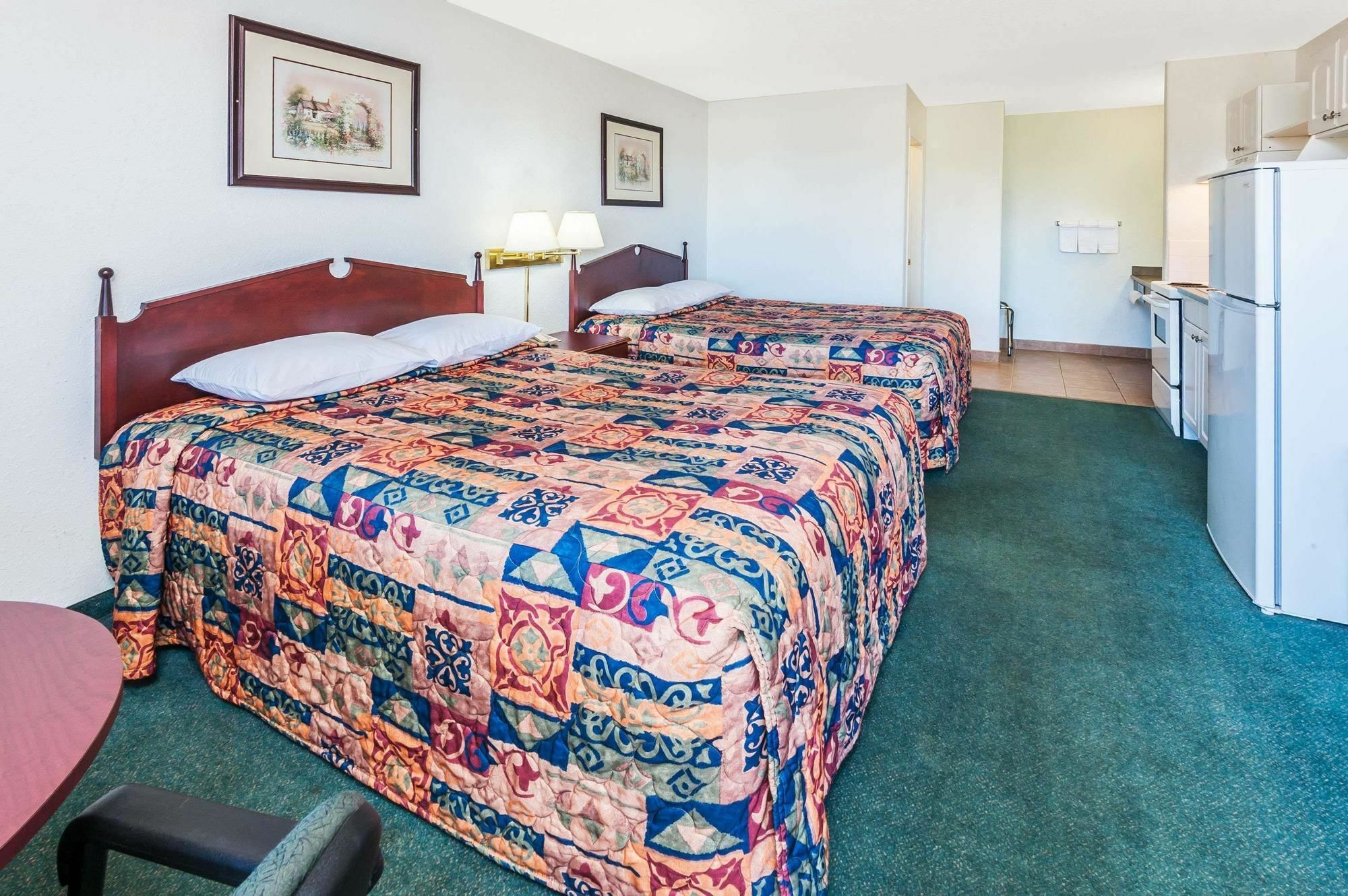 Super 8 By Wyndham 100 Mile House Hotel Ngoại thất bức ảnh